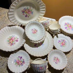 Leigh 22karret Gold Vintage 32 piece flowered dishes from the 1930s 1940s